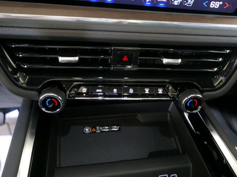 Used 2025 Chevrolet Suburban High Country image 21