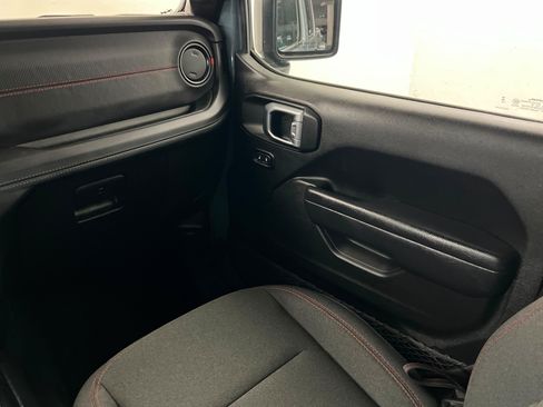 Used 2024 Jeep Gladiator Rubicon w/ Convenience Group AWD/4WD image 10