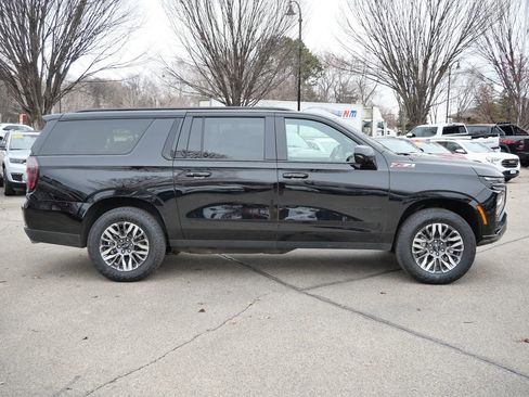 Used 2025 Chevrolet Suburban Z71 AWD/4WD image 11