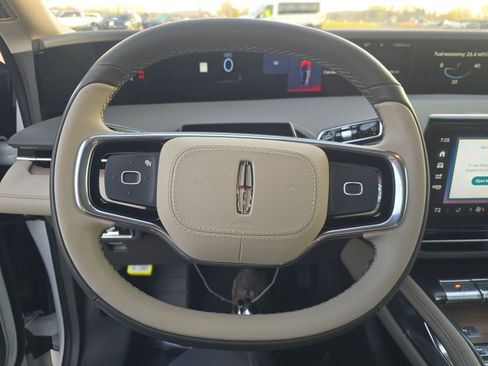 Used 2025 Lincoln Nautilus Reserve AWD/4WD image 7