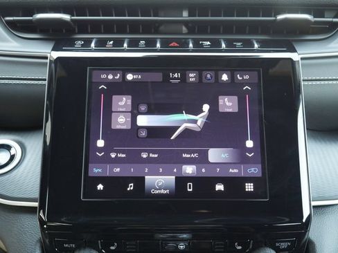 Used 2025 Jeep Grand Cherokee Altitude AWD/4WD image 21