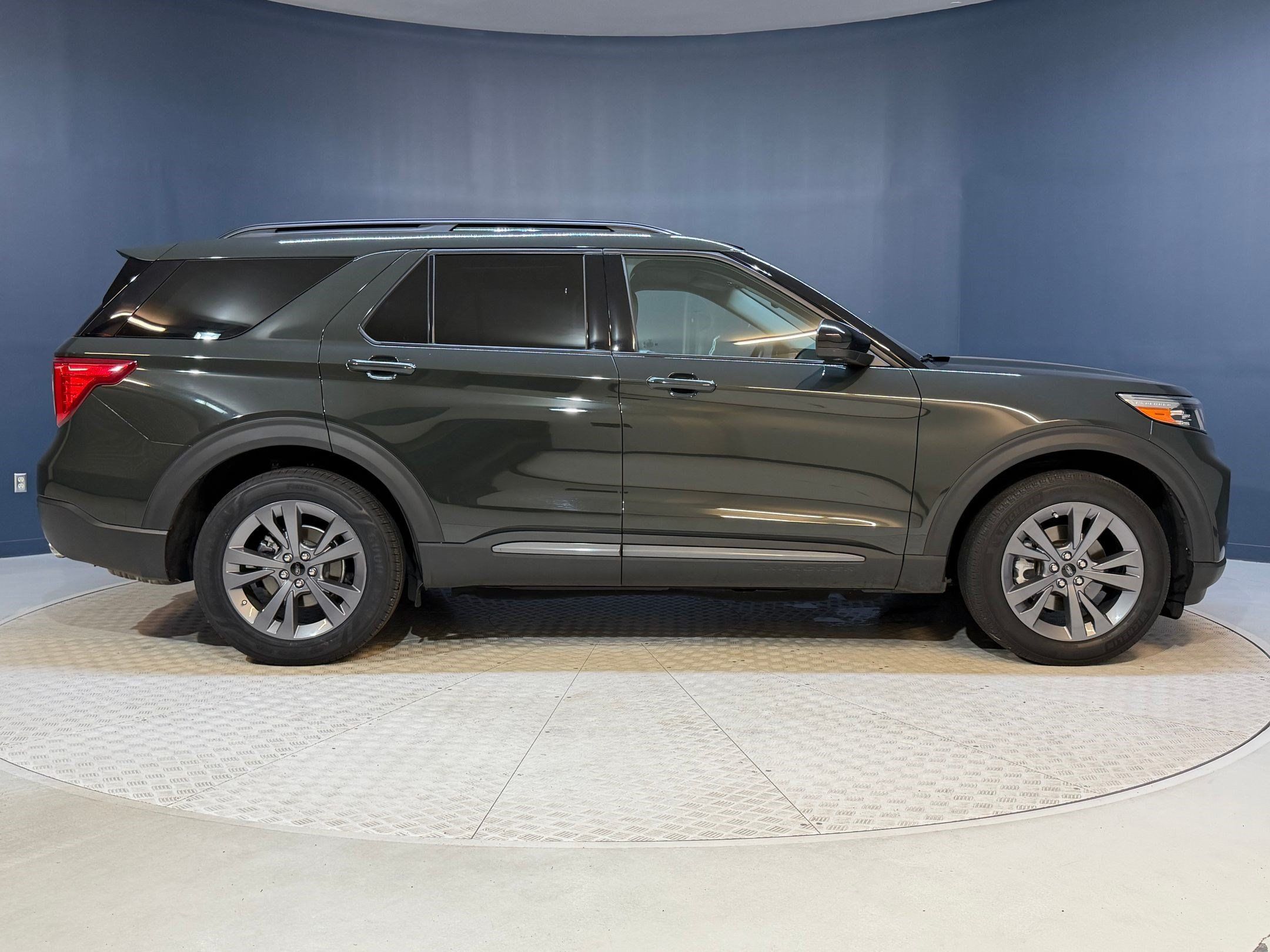 Used 2022 Ford Explorer XLT w/ Equipment Group 202A AWD/4WD image 8