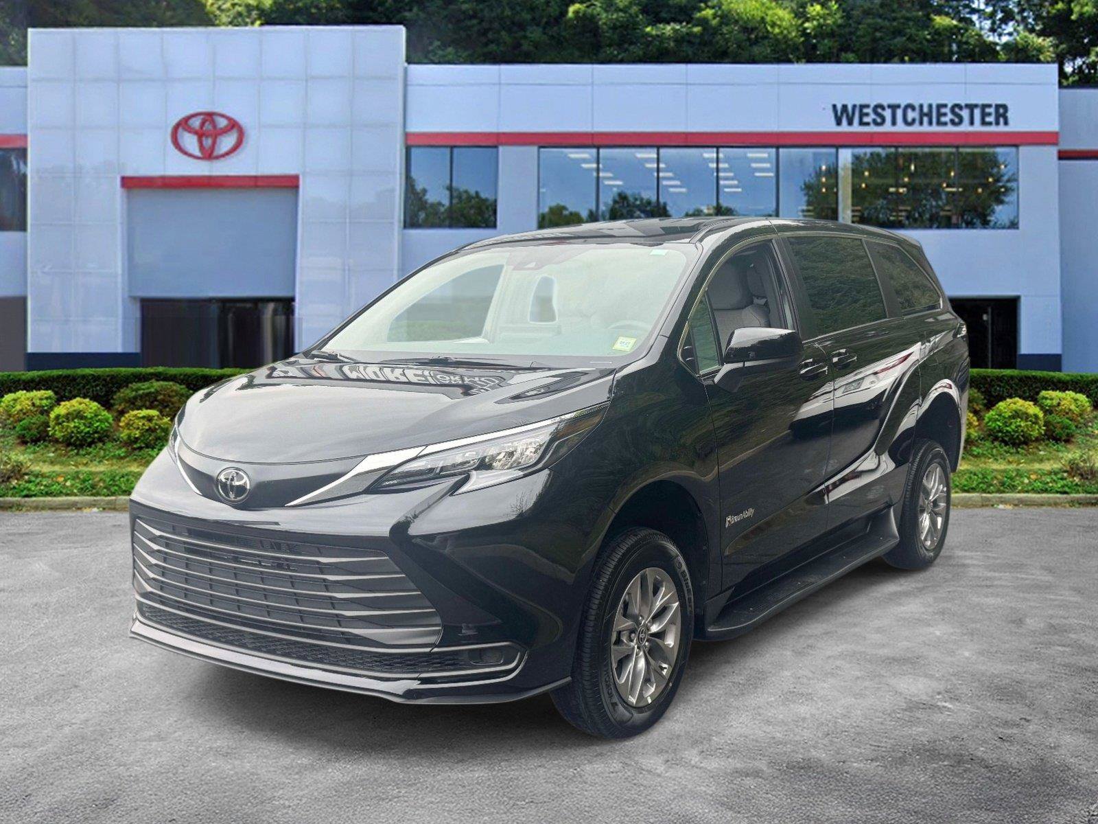 Used 2026 Toyota Sienna LE FWD image 4