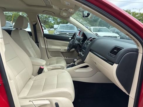 Used 2010 Volkswagen Jetta SE FWD image 13