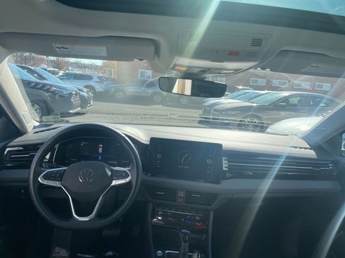 Used 2025 Volkswagen Jetta SE image 34