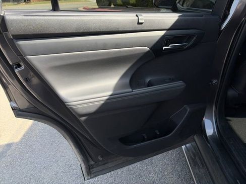 Used 2022 Toyota Highlander XLE image 13