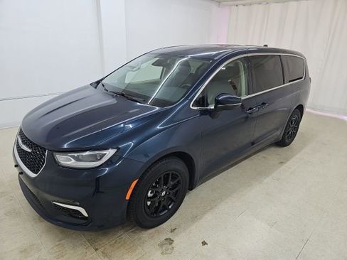 Used 2023 Chrysler Pacifica Touring-L FWD image 30