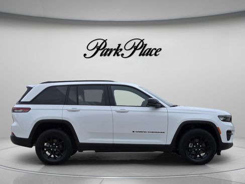 Used 2025 Jeep Grand Cherokee Altitude AWD/4WD image 6