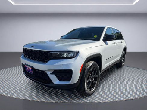 Used 2024 Jeep Grand Cherokee Altitude AWD/4WD image 2