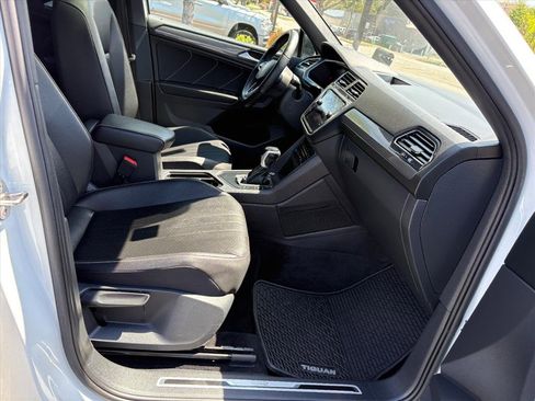 Used 2022 Volkswagen Tiguan SE R-Line image 16