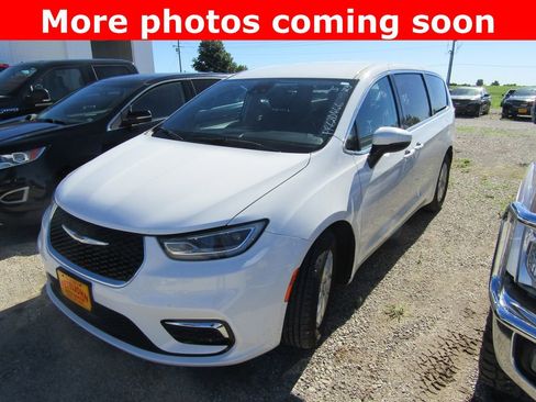 Used 2023 Chrysler Pacifica Touring-L FWD image 1