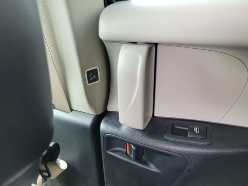 Used 2023 Chrysler Pacifica Touring-L FWD image 17