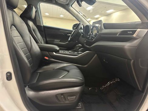 Used 2023 Toyota Highlander XLE AWD/4WD image 28