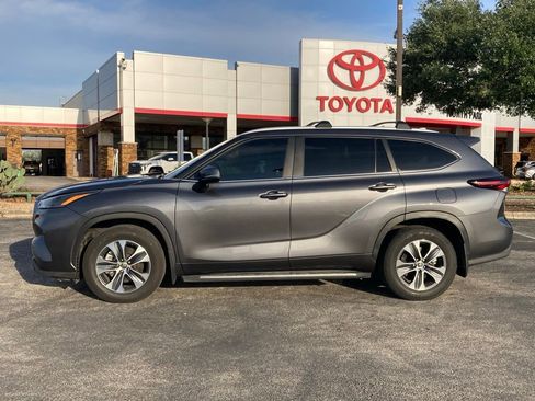 Used 2024 Toyota Highlander XLE FWD image 7