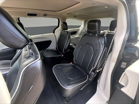 Used 2023 Chrysler Pacifica Limited FWD image 25