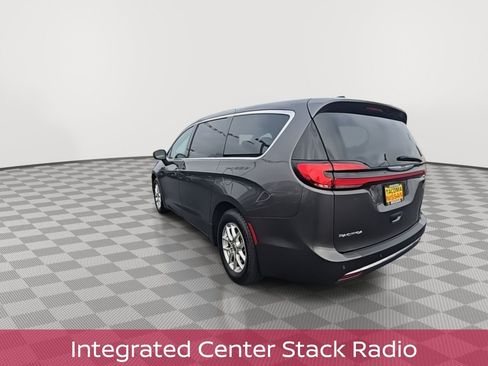 Used 2023 Chrysler Pacifica Touring-L image 7