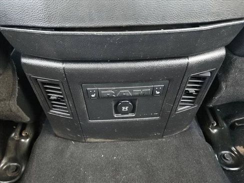 Used 2018 RAM 1500 Laramie w/ Convenience Group AWD/4WD image 18
