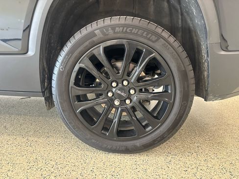 Used 2023 GMC Acadia SLE w/ Driver Convenience Package image 12