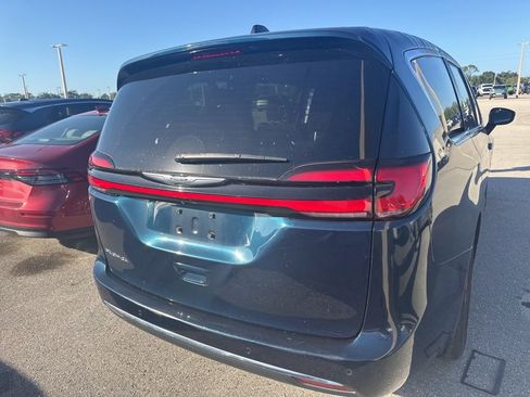 Used 2024 Chrysler Pacifica Touring image 3