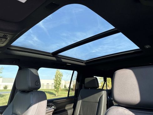 Used 2023 Chevrolet Suburban Z71 image 3