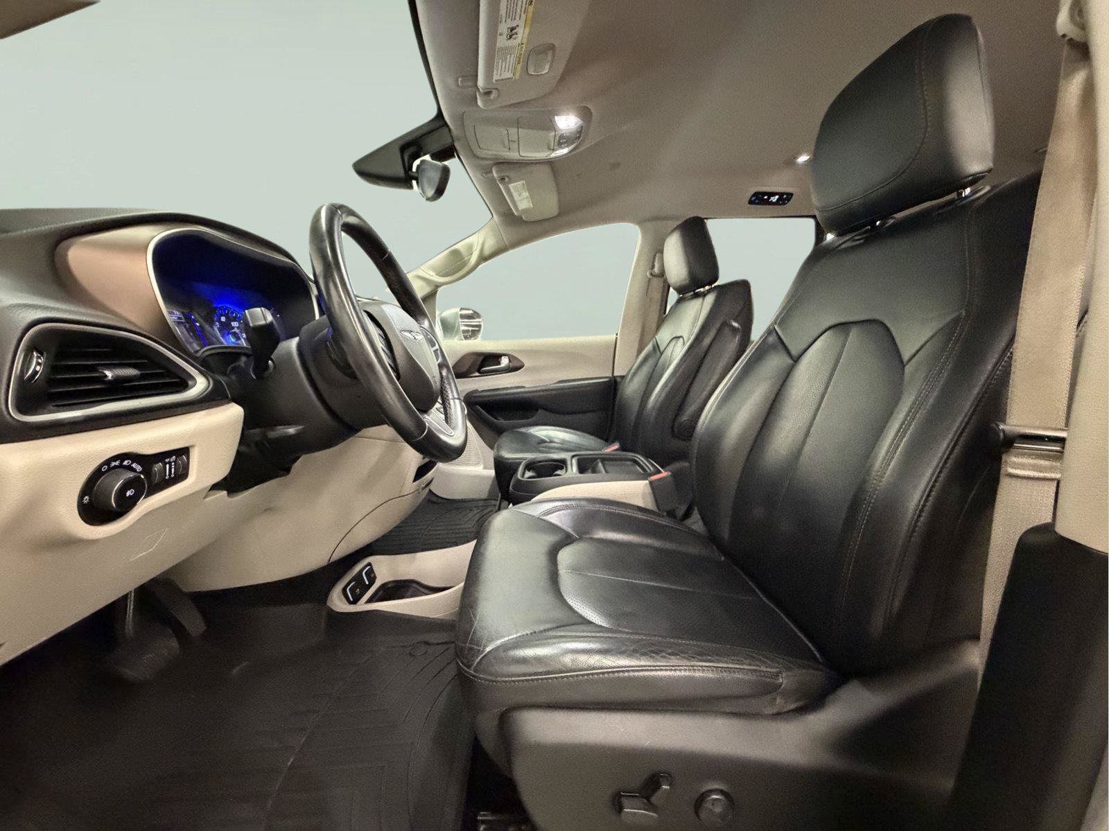 Used 2018 Chrysler Pacifica Touring-L FWD image 23