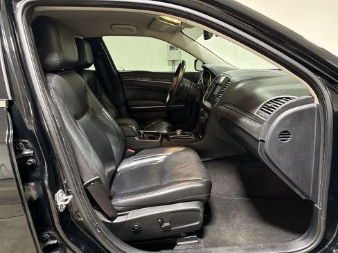 Used 2018 Chrysler 300 Touring L RWD image 21