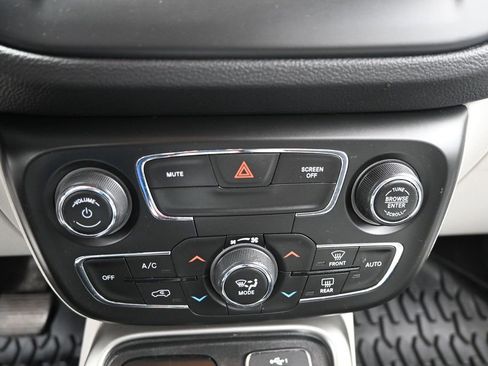 Used 2021 Jeep Compass Latitude w/ Sun and Sound Group AWD/4WD image 21