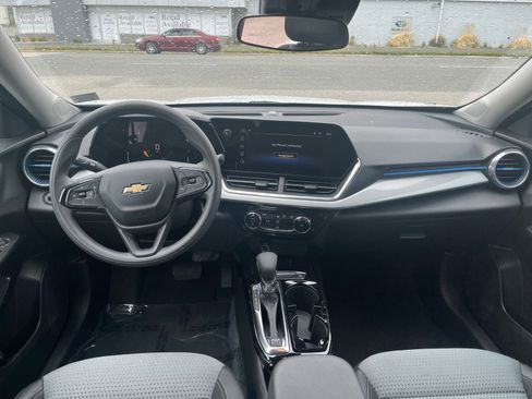 Used 2025 Chevrolet Trax LT FWD image 32