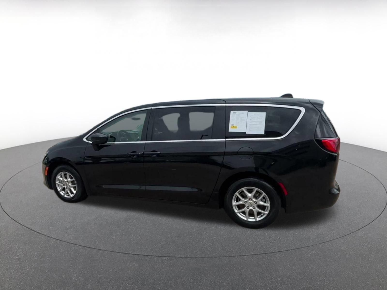 Used 2023 Chrysler Voyager LX FWD image 9