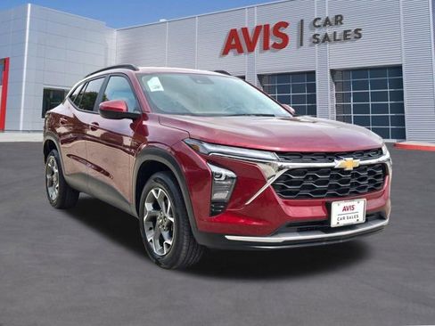 Used 2025 Chevrolet Trax LT w/ LT Convenience Package FWD image 3