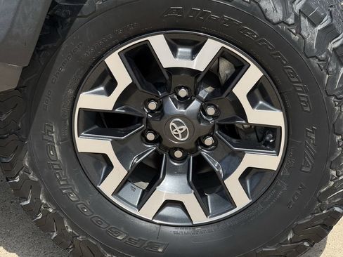 Used 2022 Toyota Tacoma TRD Off-Road w/ TRD Premium Off Road Package AWD/4WD image 9