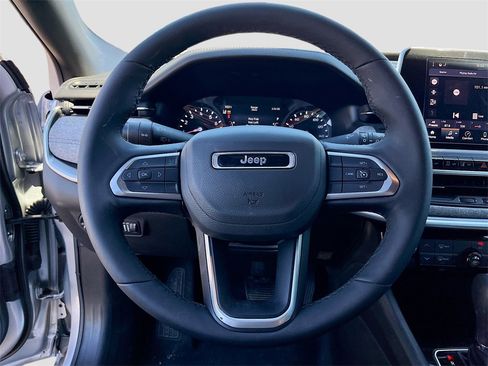 Used 2025 Jeep Compass Latitude image 11