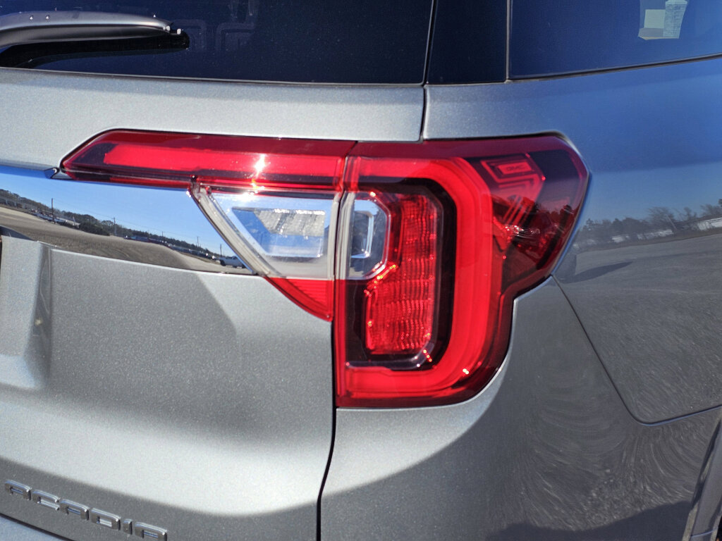 Used 2023 GMC Acadia Denali w/ Denali Technology Package FWD image 9
