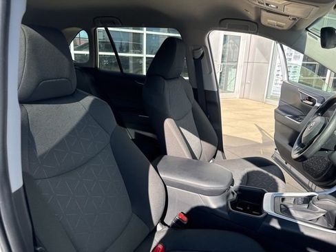 Used 2025 Toyota RAV4 XLE image 31