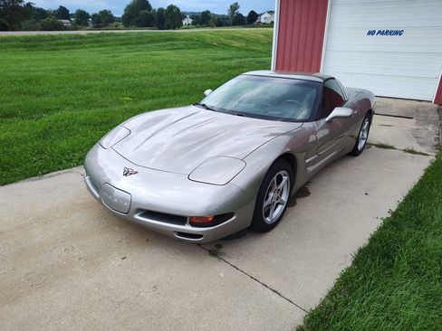 Used 2000 Chevrolet Corvette Coupe w/ Roof Pkg RWD image 1