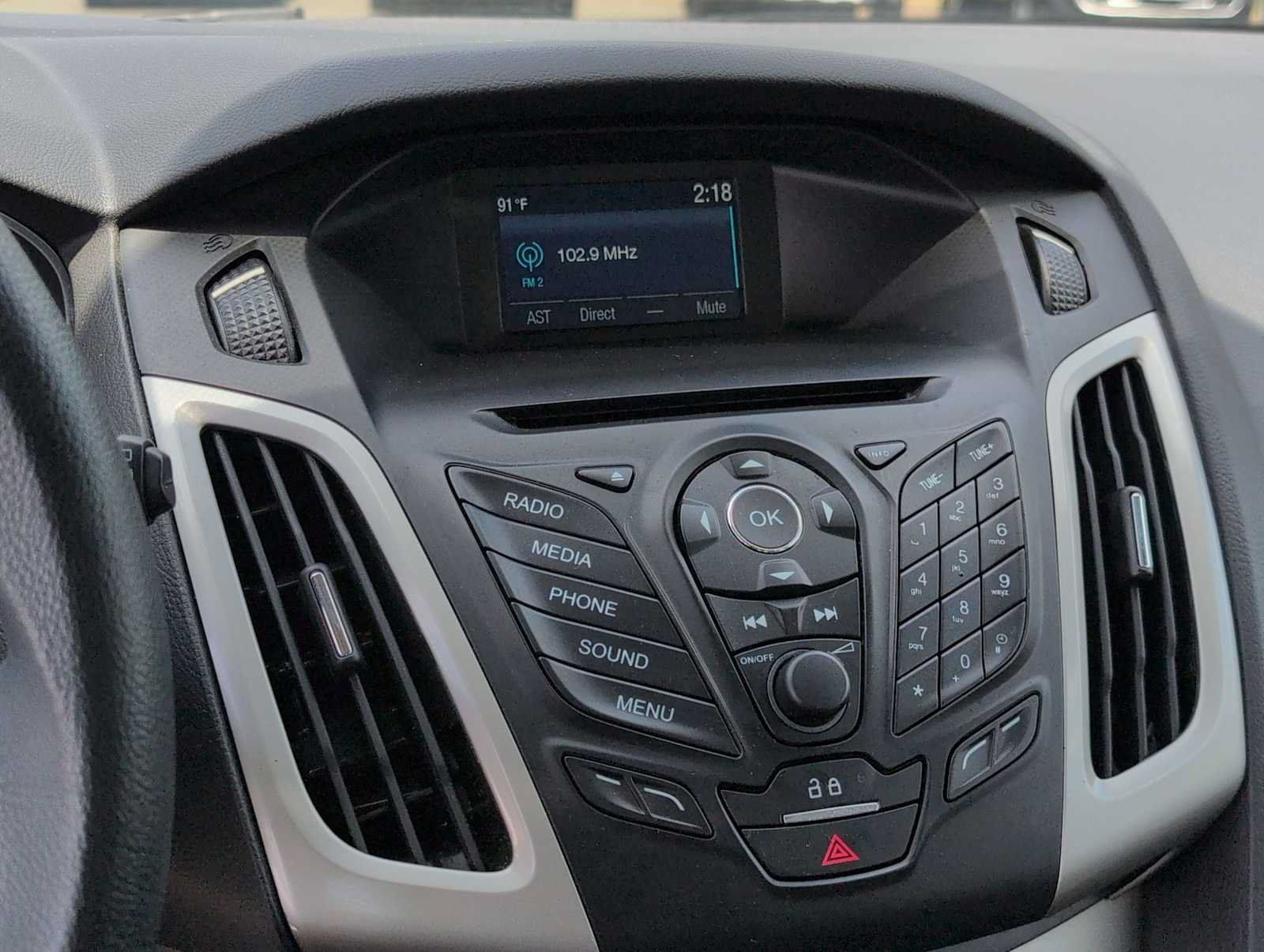 Used 2014 Ford Focus SE w/ SE Winter Package FWD image 26