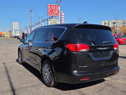 Used 2023 Chrysler Voyager LX image 3