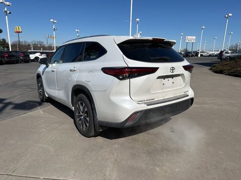 Used 2023 Toyota Highlander XLE image 7