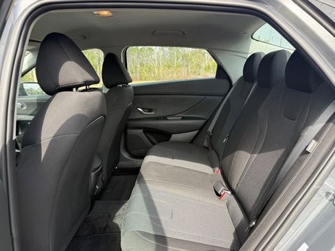 Used 2025 Hyundai Elantra SE image 7