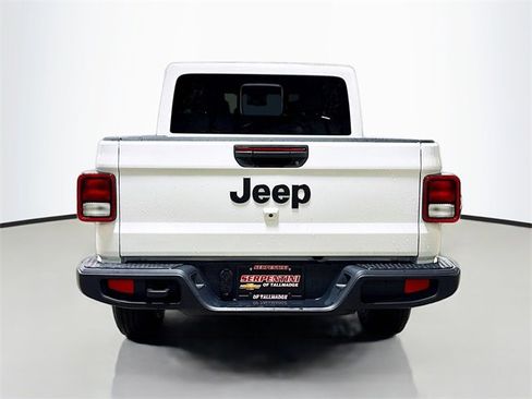 Used 2025 Jeep Gladiator Sport image 8