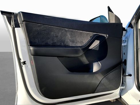 Used 2021 Tesla Model Y Long Range image 16