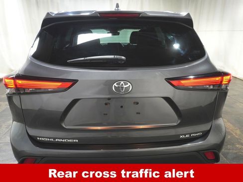 Used 2021 Toyota Highlander XLE AWD/4WD image 5