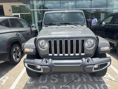 Used 2018 Jeep Wrangler Unlimited Sahara AWD/4WD image 2