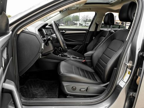 Used 2021 Volkswagen Jetta SE image 4