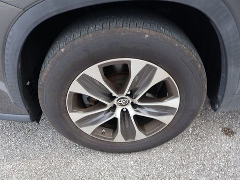 Used 2021 Toyota Highlander XLE image 4