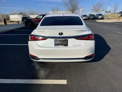Used 2025 Lexus ES 300h w/ Premium Package image 4