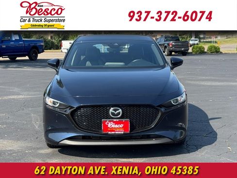 Used 2019 MAZDA MAZDA3 Hatchback w/ Preferred Package FWD image 2