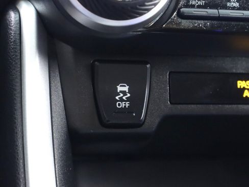 Used 2021 Toyota RAV4 LE AWD/4WD image 22