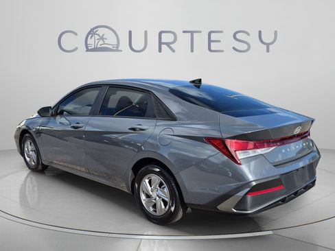 Used 2025 Hyundai Elantra SE w/ Cargo Package FWD image 3