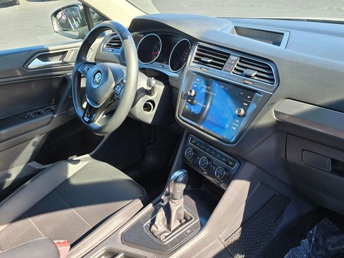 Used 2020 Volkswagen Tiguan SE image 11